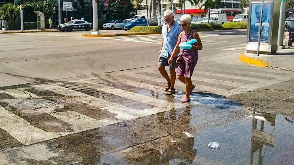 Acapulco - Aguas negras en plena costera